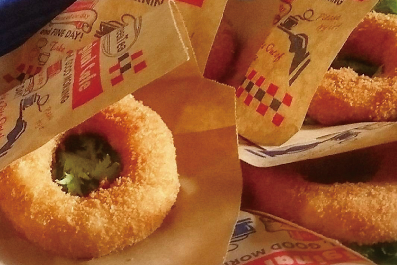 宴会メニューでも人気!オニオン豚ヤロー 1個 350円<br />
(前日迄に要予約)