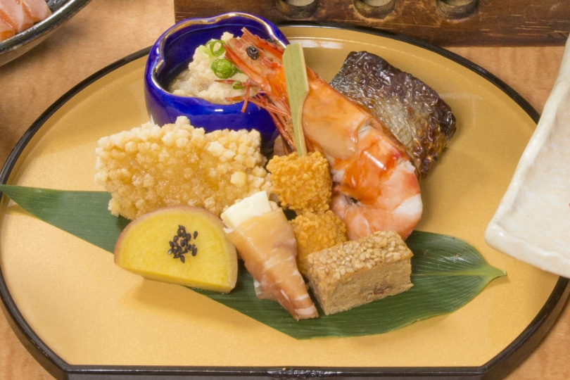 本日の前菜<br />
(平目のあられ揚げ・海老の旨煮・松風など)
