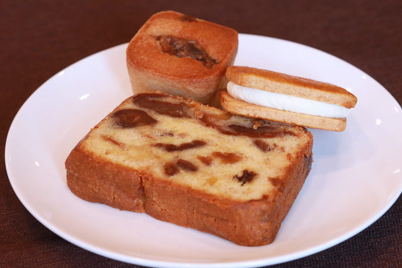 自家製スイーツ販売中<br />
トリュフサンド　350円<br />
パウンドケーキ　300円