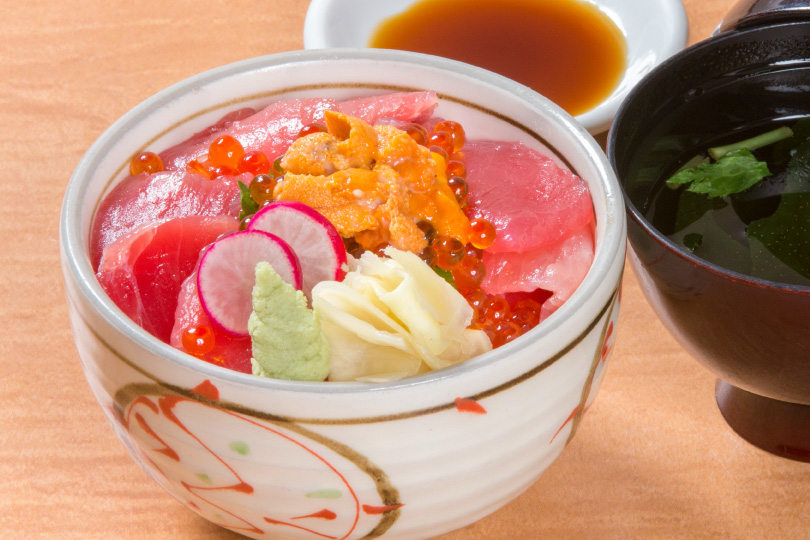 濃厚な旬の旨味を丼で! うにうにフェア