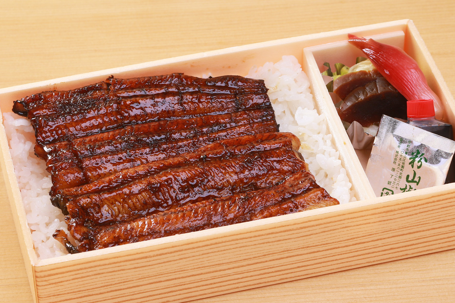 お持ち帰り用うな重<br />
(松)4,860円<br />
(鶴)4,212円