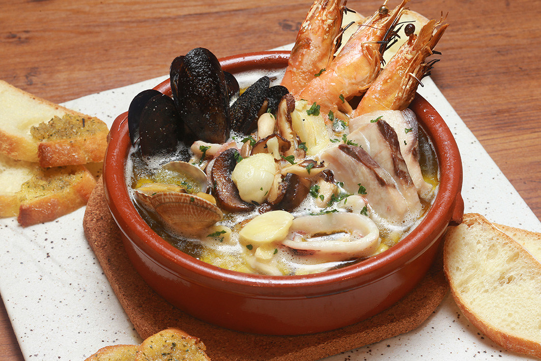 八戸沖釣り魚＆田子にんにく使用　キノコの贅沢アヒージョ