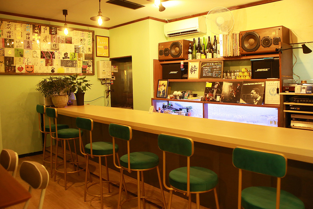 店内ではアナログレコードの音に浸りながら美酒が味わえます