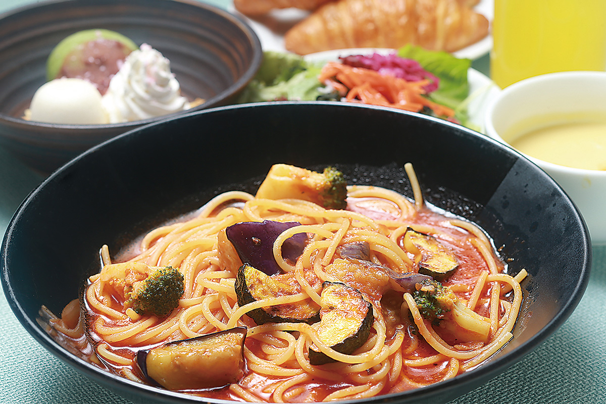 夏野菜とトマトソースのスープパスタ