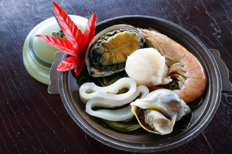 海鮮5品焼(アワビ他) 1,500円~、お刺身舟盛り5,000円~