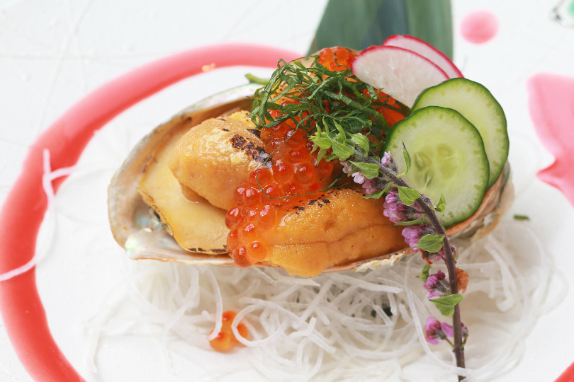 蒸しアワビとウニの炙り焼き2,400円